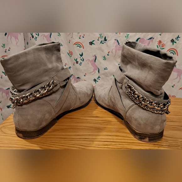 Juicy Couture Grey Vegan Suede Neutral Boho Casual Ankle Boot w/ Chains SZ 8M - Picture 4 of 10